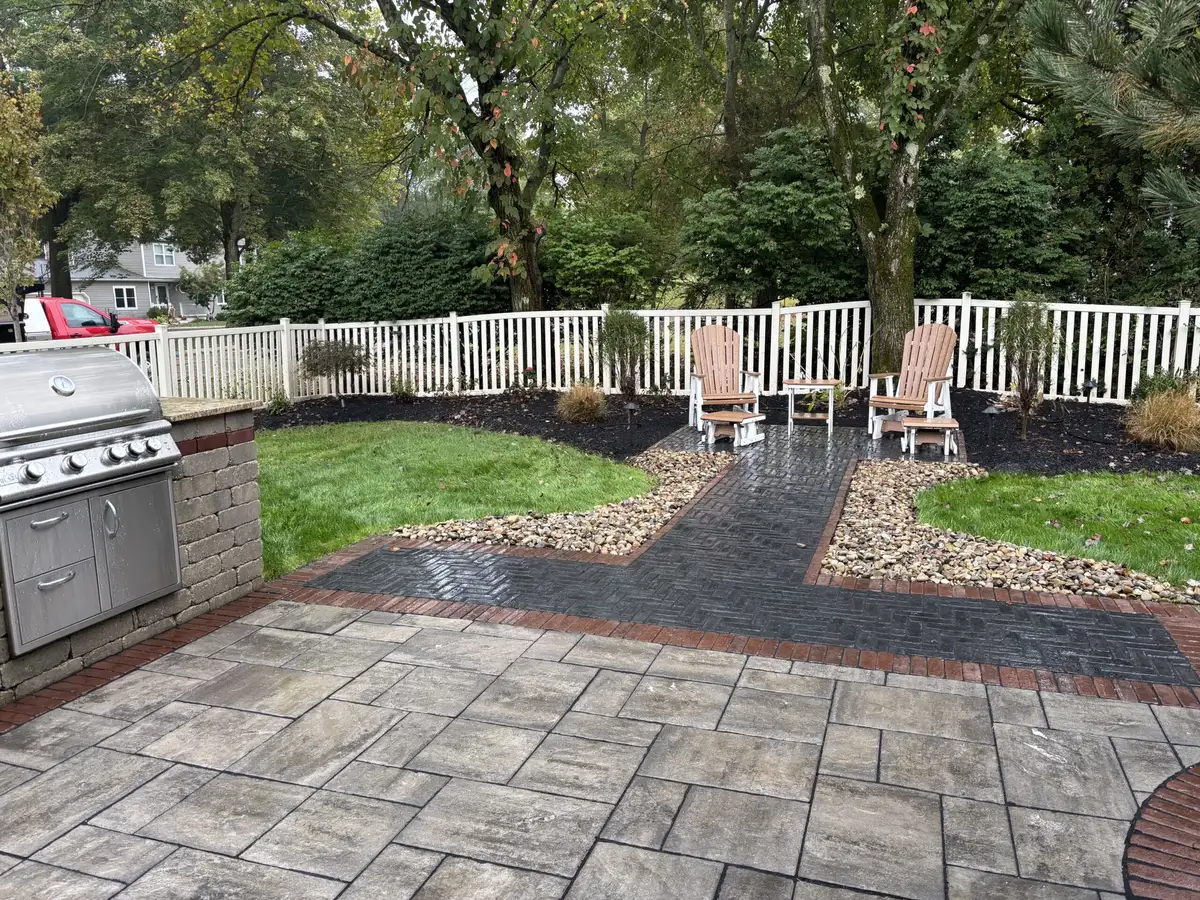 Paver patio with outdoor dining area