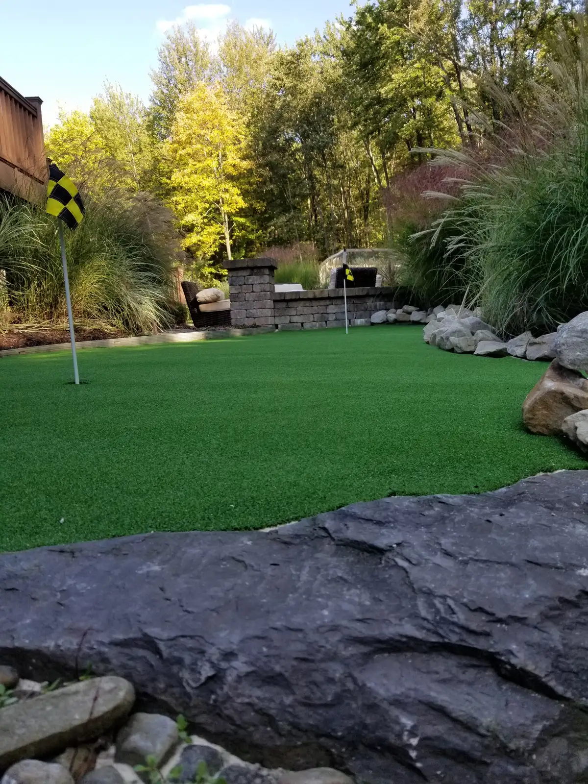Synthetic turf installation with clean edges